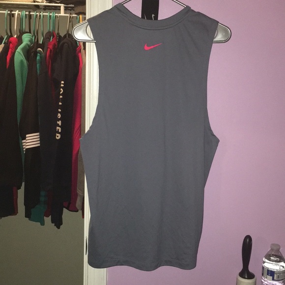 Nike - Picture 3 of 5